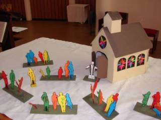 lors de la célébration de rentrée des CM1, nous avons réalisé une petite église et des personnages représentant l'église et L'Eglise
