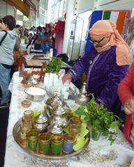 Le monde en fête 2014 : le stand du Maghreb où Rahma sert le thé à la menthe