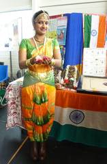 Le monde en fête 2014 : Marie-Sylvia interprète une danse classique de l'Inde: "Bharata Natyam