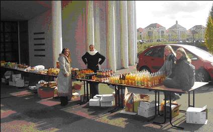 Jeunes vendeuses bénévoles de produits du Commerce Equitable sur le parvis de l'église ND du Val