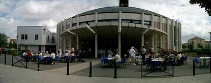 Sur le parvis