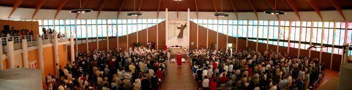 La prostration, pendant la litanie des saints